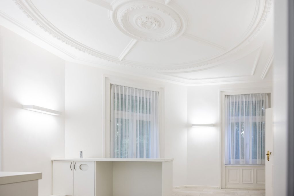Fensterfront und Stuckdecke der weiteren Praxisräume