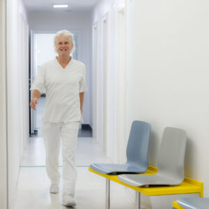 Dr. Peter Stieger im Praxisgang